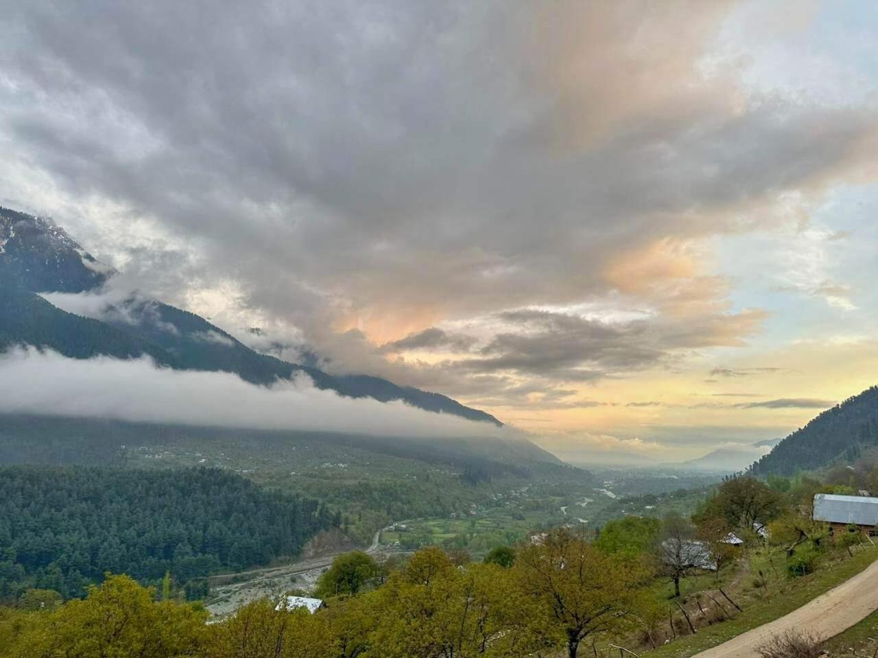 Cliff Cottage Pahalgam, Kashmir Batakut Экстерьер фото